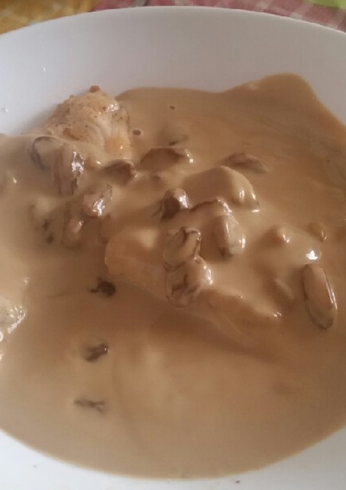 Una foto de Filetillos de pollo con salsa pedro Ximénez con pasas y piñones