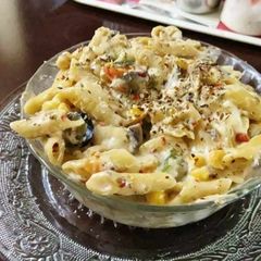 A picture of White sauce pasta.