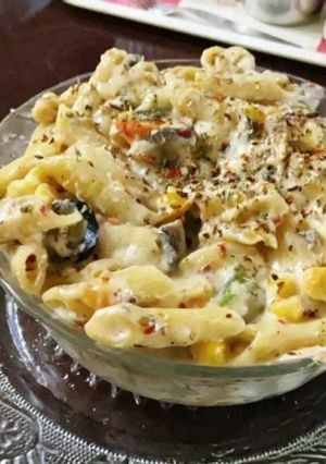 A picture of White sauce pasta.