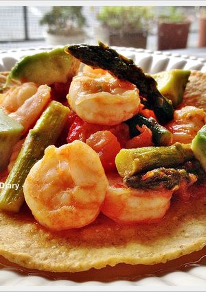 酪梨鮮蝦蘆筍Tostadas 的食譜成品照片