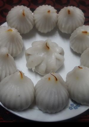 उकडीचे मोदक (ukdiche modak recipe in marathi) रेसिपी चे मुख्य फोटो