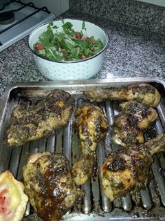 Una foto de Pollo al horno con mostaza y acompañado de ensalada de rúcula..
