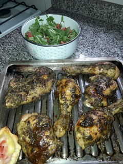 Una foto de Pollo al horno con mostaza y acompañado de ensalada de rúcula..