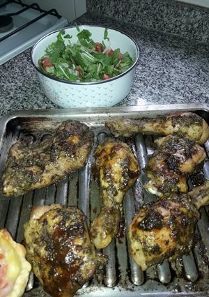 Una foto de Pollo al horno con mostaza y acompañado de ensalada de rúcula..
