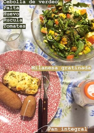 Una foto de Milanesa con ensalada❤️