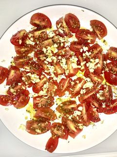 Una foto de Ensalada de tomate al ajillo