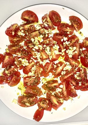Una foto de Ensalada de tomate al ajillo