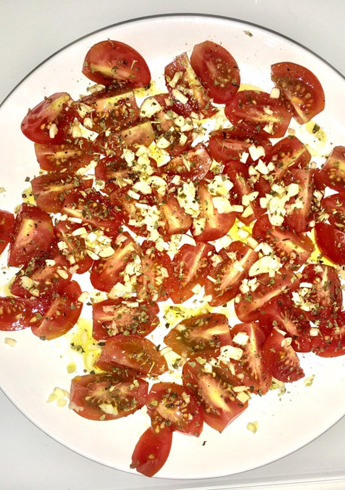 Una foto de Ensalada de tomate al ajillo