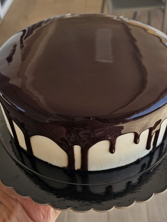Una foto de Semifrío de naranja con cobertura de chocolate espejo