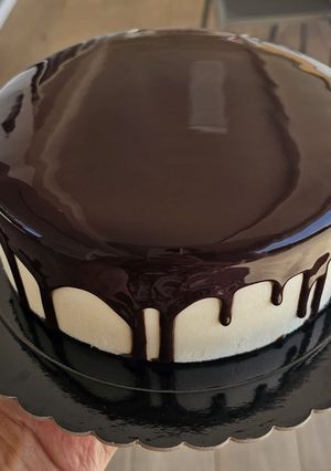 Una foto de Semifrío de naranja con cobertura de chocolate espejo