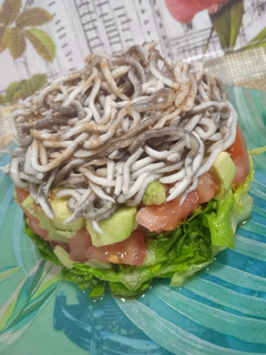 Una foto de Timbal de ensalada con gulas al ajillo
