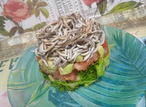 Foto principal de Timbal de ensalada con gulas al ajillo