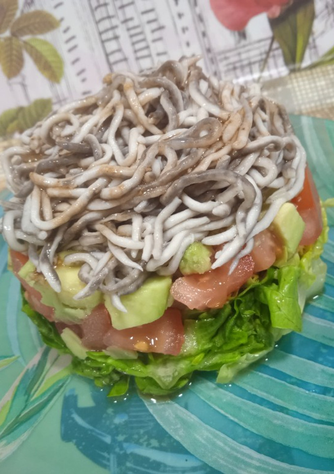 Una foto de Timbal de ensalada con gulas al ajillo