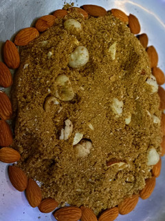 धनिया पंजीरी (dhaniya panjiri recipe in Hindi) रेसिपी मुख्य फोटो