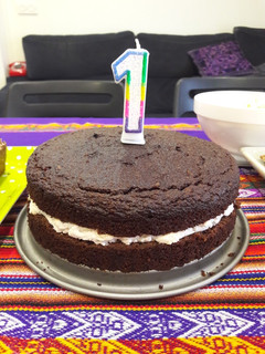 Una foto de Tarta de cumple! chocolate sin azúcar rellena de nata de coco