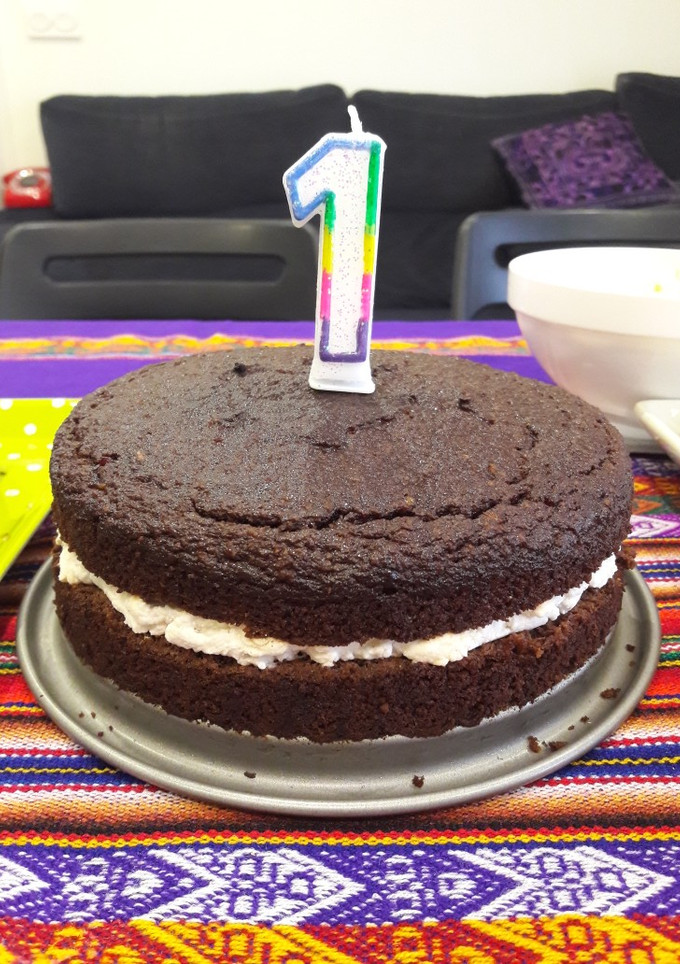 Una foto de Tarta de cumple! chocolate sin azúcar rellena de nata de coco