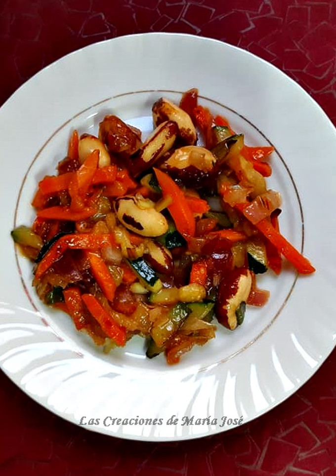 Una foto de Salteado de verduras con nueces
