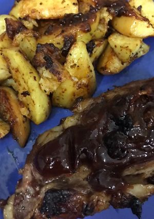 Una foto de Carne a la barbacoa con Papas