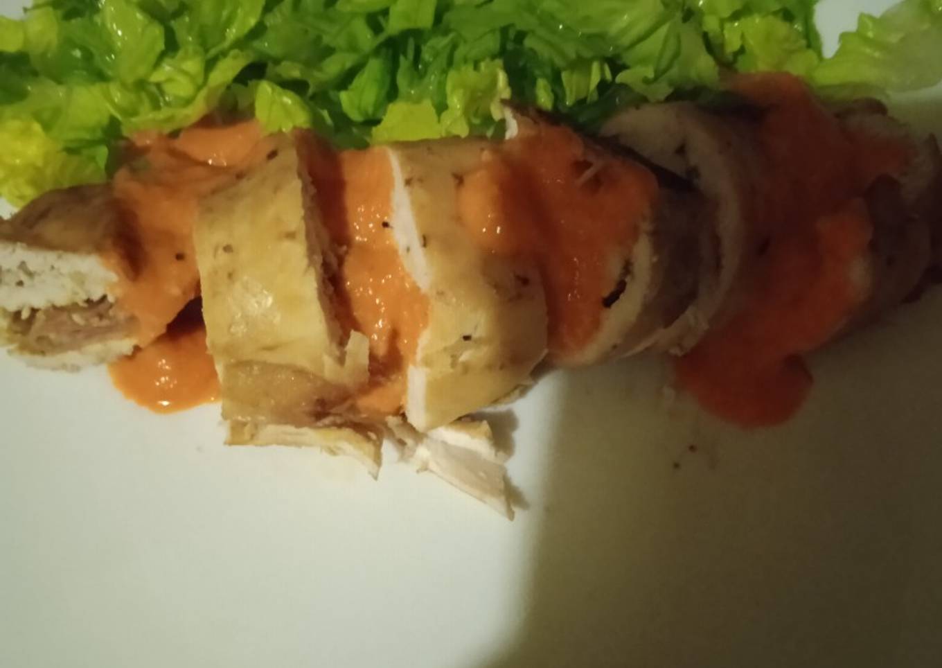 Pechuga pollo Cordón Bleu con salsa de pimiento morrón y queso
