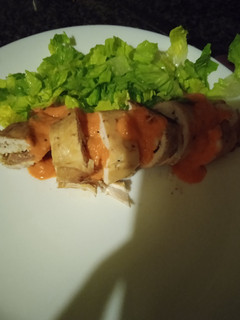 Una foto de Pechuga pollo Cordón Bleu con salsa de pimiento morrón y queso