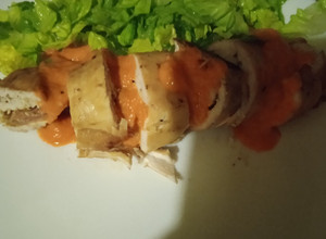 Foto principal de Pechuga pollo Cordón Bleu con salsa de pimiento morrón y queso