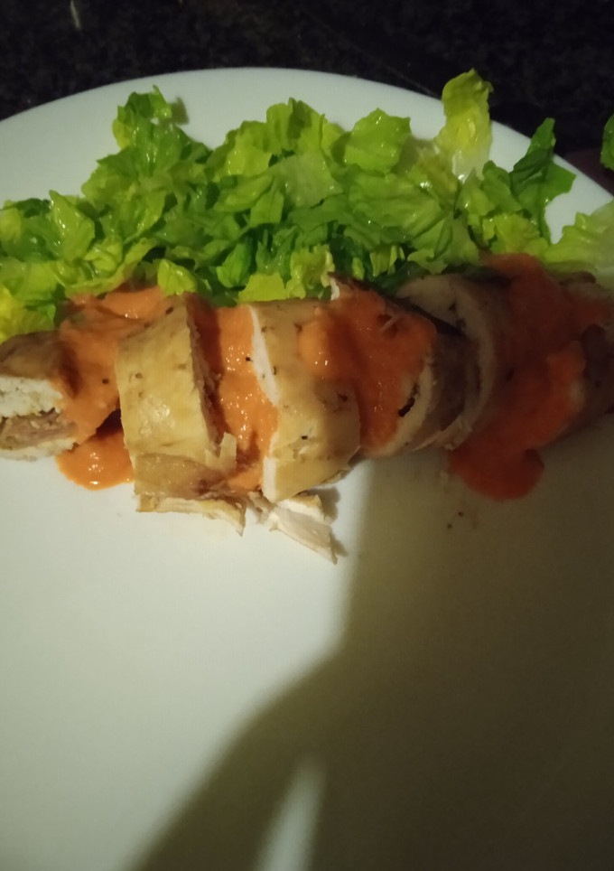 Una foto de Pechuga pollo Cordón Bleu con salsa de pimiento morrón y queso