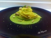 Una foto di pappardelle con pesce