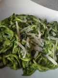 Spaghetti di zucchine condite con pesto di spinaci