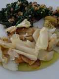 Bacalhau assado com migas de espinafres e feijão com batatas cozidas e salteadas