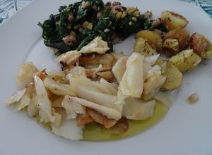 Foto de Bacalhau assado com migas de espinafres e feijão com batatas cozidas e salteadas