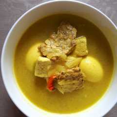 รูปของ Terik (sayur kuning) isi tempe, tahu, dan telor