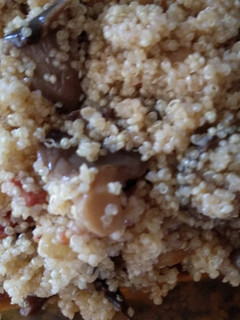 Una foto de Quinoa con setas, bacon y chorizo