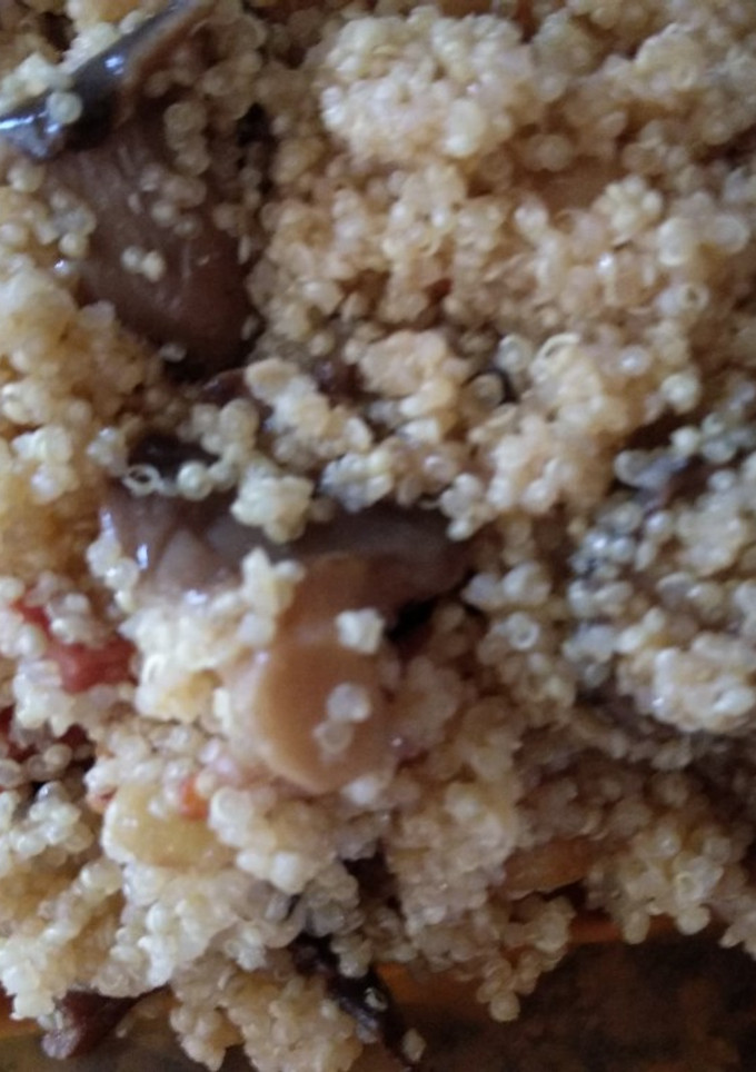 Una foto de Quinoa con setas, bacon y chorizo