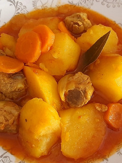Una foto de Estofado de patatas y costilla
