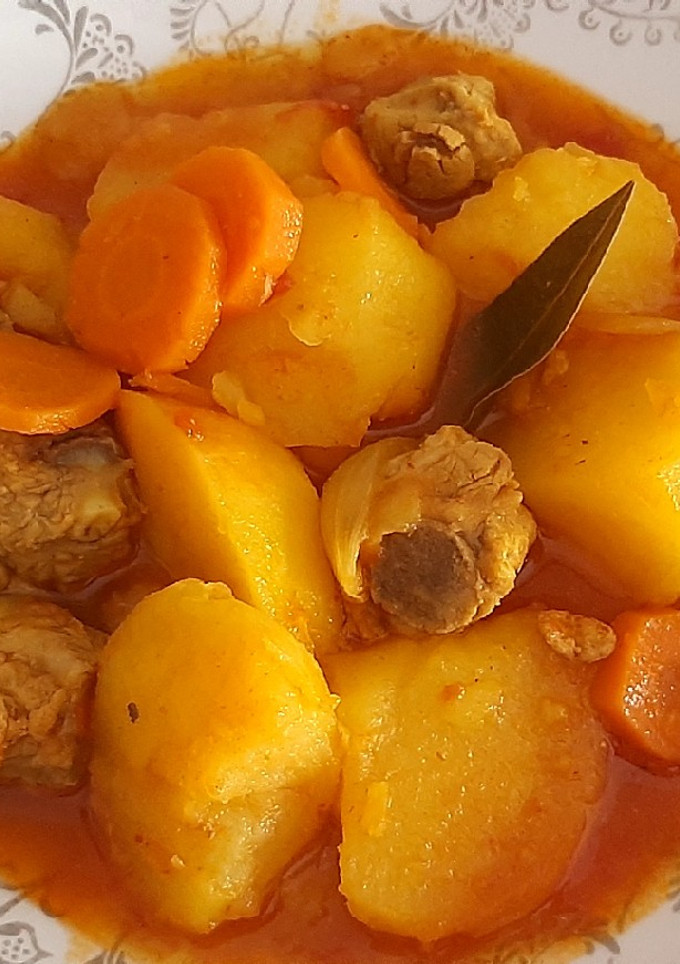 Una foto de Estofado de patatas y costilla