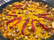 Una foto de paella conejo y caracoles