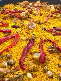 Una foto de Real Paella de pollo y conejo🇪🇸