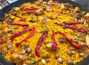 Una foto de Real Paella de pollo y conejo🇪🇸