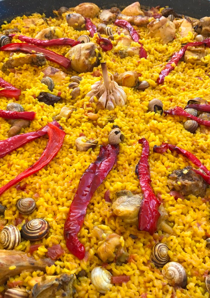 Una foto de Real Paella de pollo y conejo🇪🇸