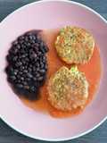 Tortitas de brócoli con amaranto en caldillo de jitomate