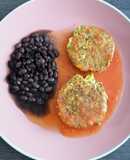 Tortitas de brócoli con amaranto en caldillo de jitomate