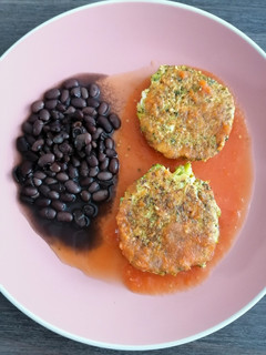 Una foto de Tortitas de brócoli con amaranto en caldillo de jitomate