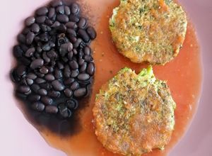 Una foto de Tortitas de brócoli con amaranto en caldillo de jitomate