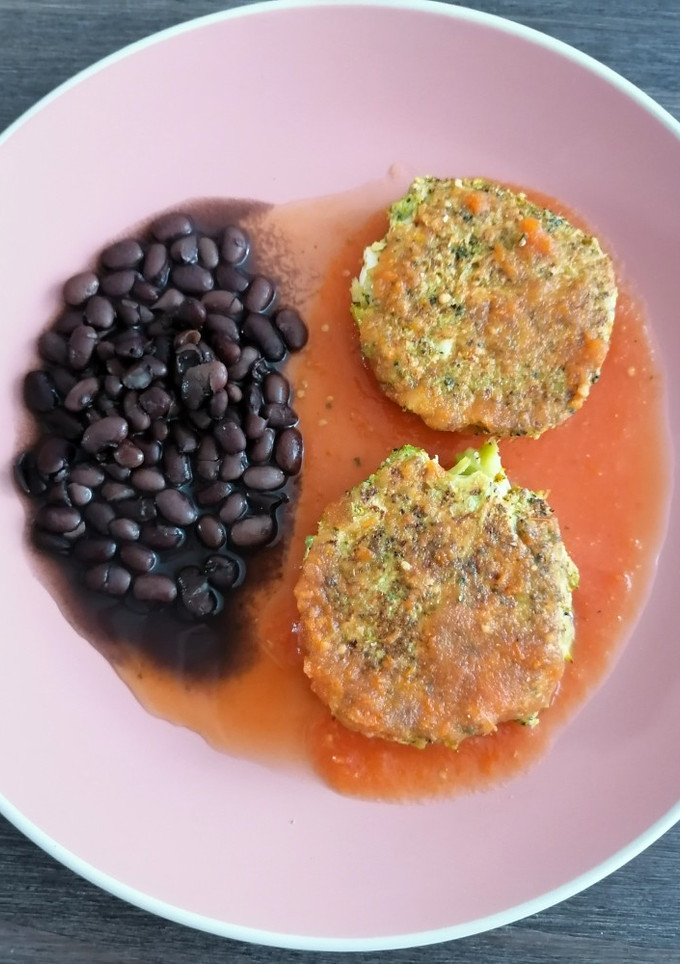 Una foto de Tortitas de brócoli con amaranto en caldillo de jitomate
