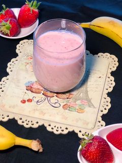 સ્ટ્રોબેરી બનાના સ્મુધી (Strawberry Banana Smoothie Recipe In Gujarati) રેસીપી મુખ્ય ફોટો