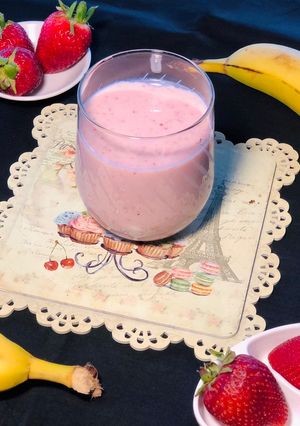 સ્ટ્રોબેરી બનાના સ્મુધી (Strawberry Banana Smoothie Recipe In Gujarati) રેસીપી મુખ્ય ફોટો