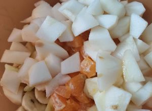 Una foto de Ensalada de frutas de estación con pera