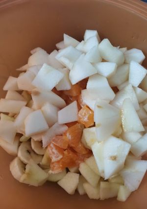 Una foto de Ensalada de frutas de estación con pera