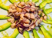 Una foto de ceviche de salmón y aguacate