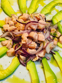 Una foto de Ceviche de salmón con aguacate